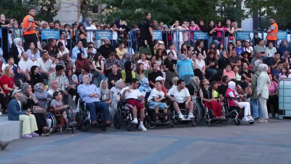 bahcelievlerde demet akalin konseri WHYzfbtF