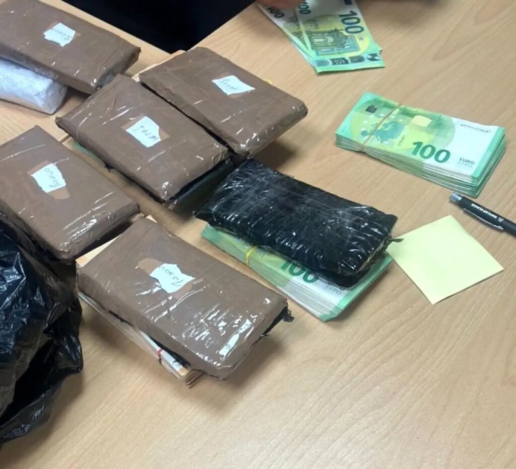 edirnede kapikulede kacak doviz ve altin yakalandi TRTyqSse