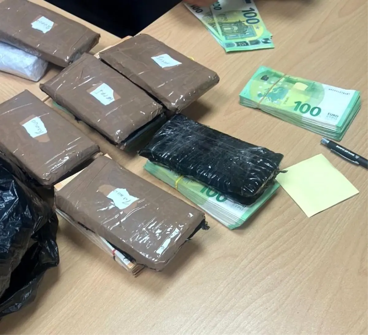 edirnede kapikulede kacak doviz ve altin yakalandi TRTyqSse