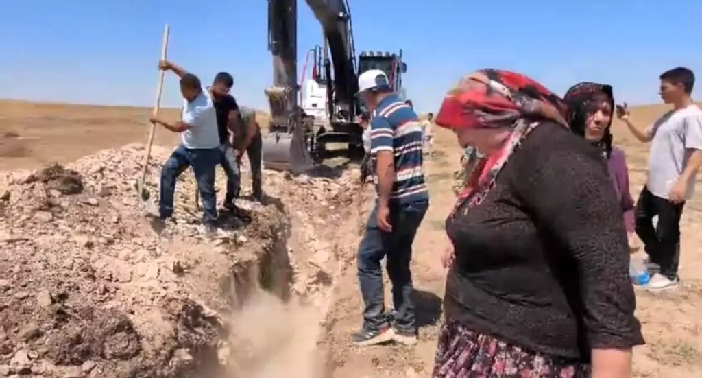 pasali koyunde su eylemi koyluler is makinesini durdurdu pQQWwBUx