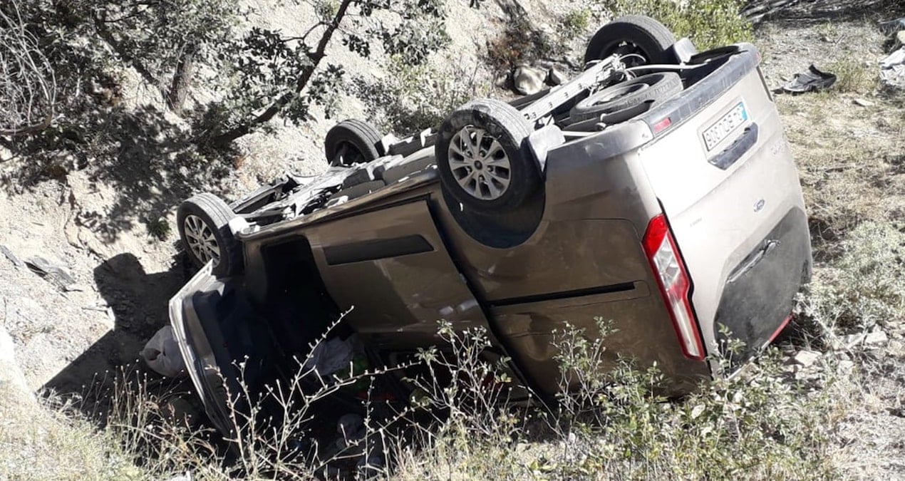 sivasta hafif ticari arac devrildi 6 yarali SGJuEzfq