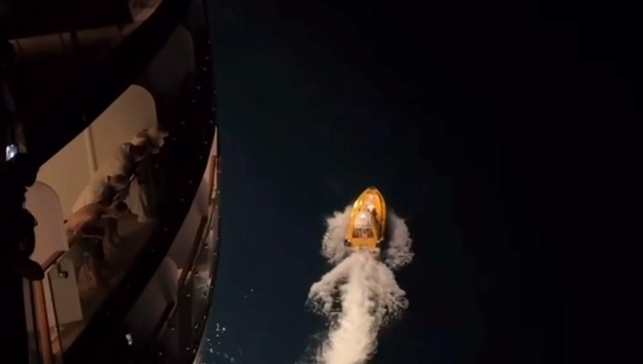 yolcu gemisinden denize dustuarama kurtarma calismasi baslatildi rMLVvtet