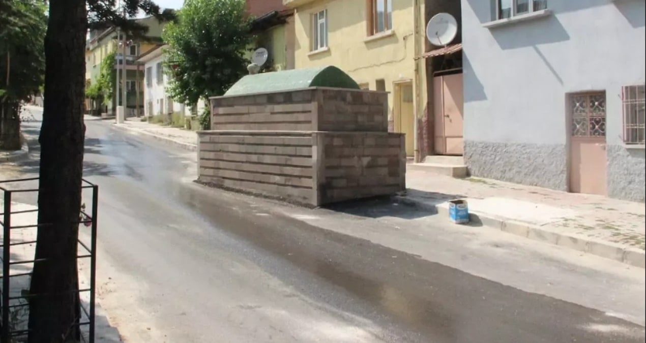 60 yildir yol ortasinda duruyor kaldirmaya calisanin basina gelmedik kalmadi CmZ57jmI