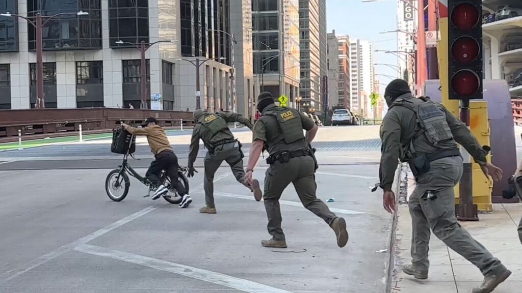 abd bu goruntuleri konusuyor tam techizatli ajanlar sokak ortasinda kuryeyi kovaladi XSlsTY2K