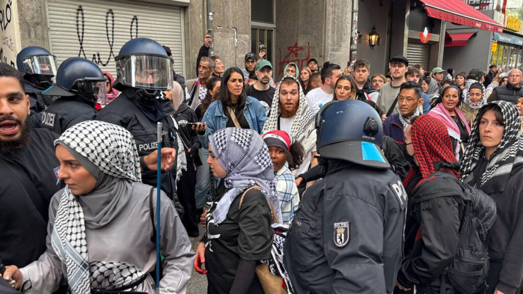 berlin polisinden filistine destek gosterisine sert mudahale DDaK8Tfn