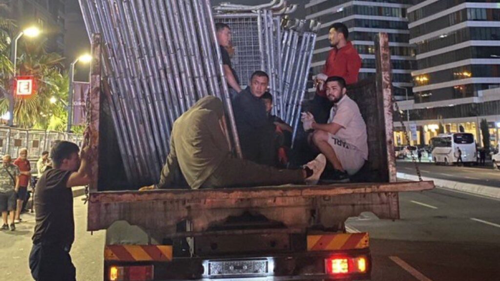 chp istanbul il baskanligi onune plakasiz araclarla barikat tasinmasi meclis gundeminde kim veya hangi kurum izin verdi gerekce nedir A9xWRIcO