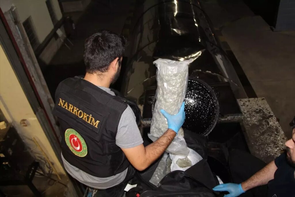 kapikulede 114 kg esrar ele gecirildi DfYkqvmU