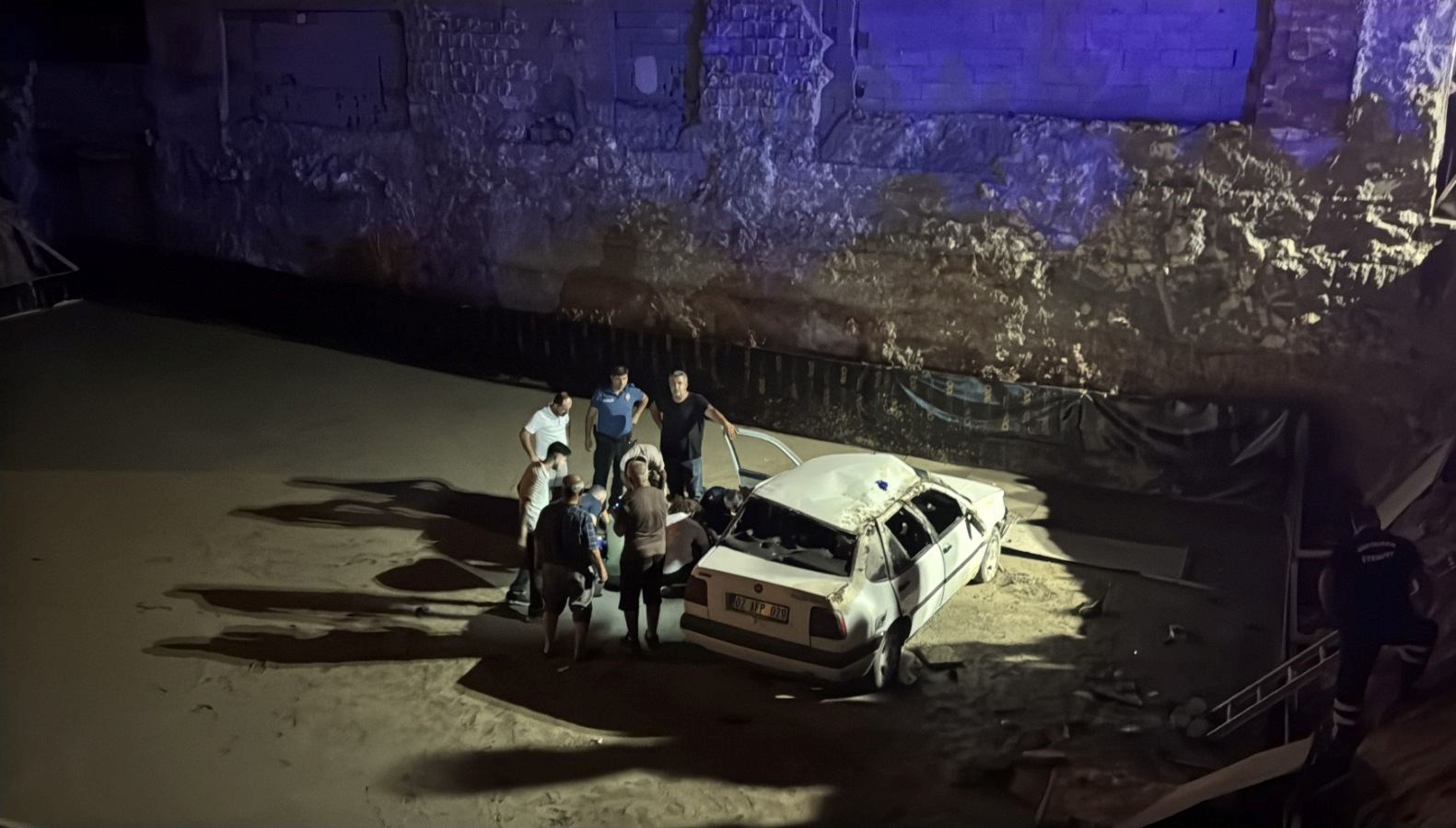 otomobilinsaat temeline devrildi 3u agir 4 yarali OcrGLnOT