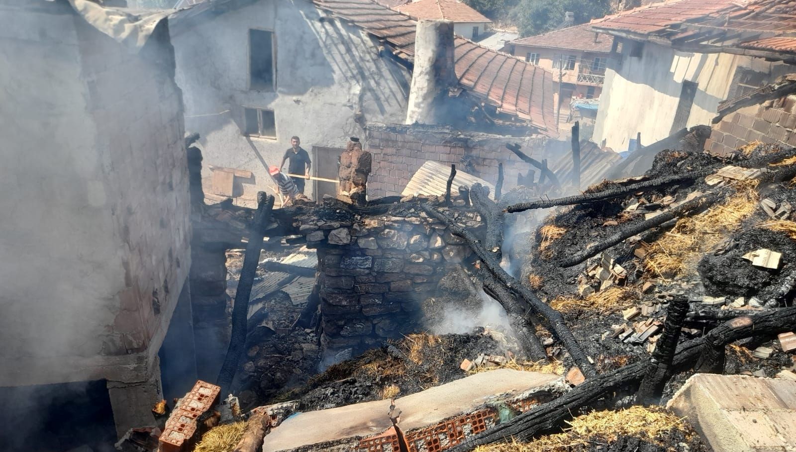 tokatta yangin ev ve samanlik kullanilamaz hale geldi 8jeKdGFq