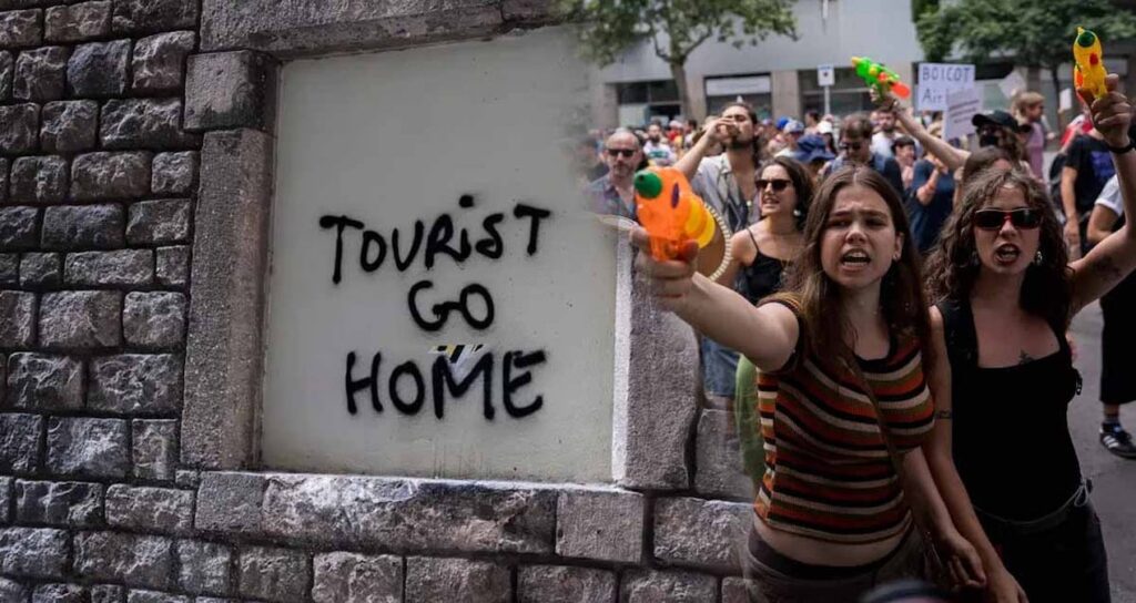 ulkedeki protestolar had safhaya ulasti turistlere tahammul kalmadi gordukleri yerde su sikiyorlar OTHmbaaA