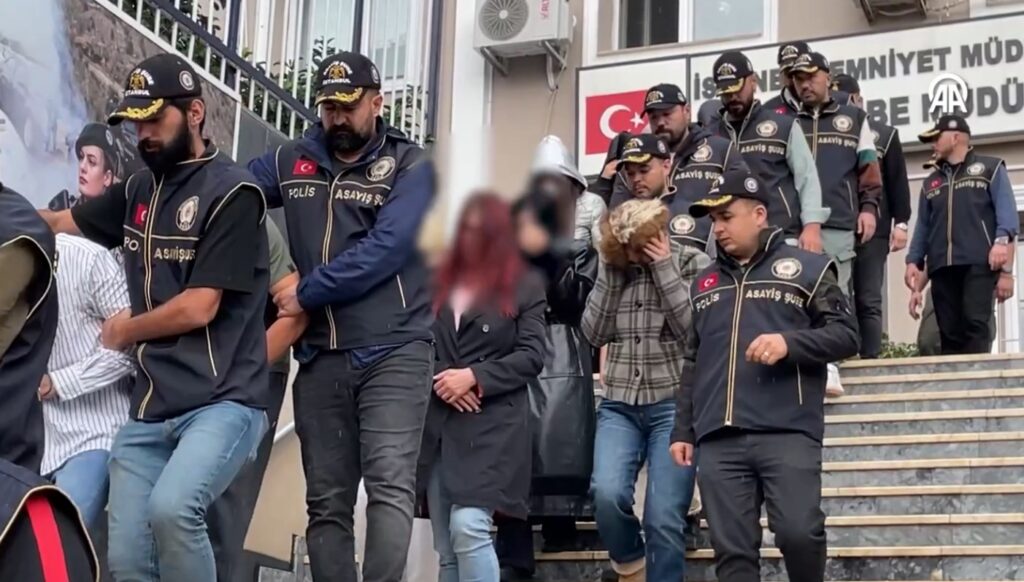 ahlak polisinden istanbulda 15 ilceye baskin pmpziQMO.jpg