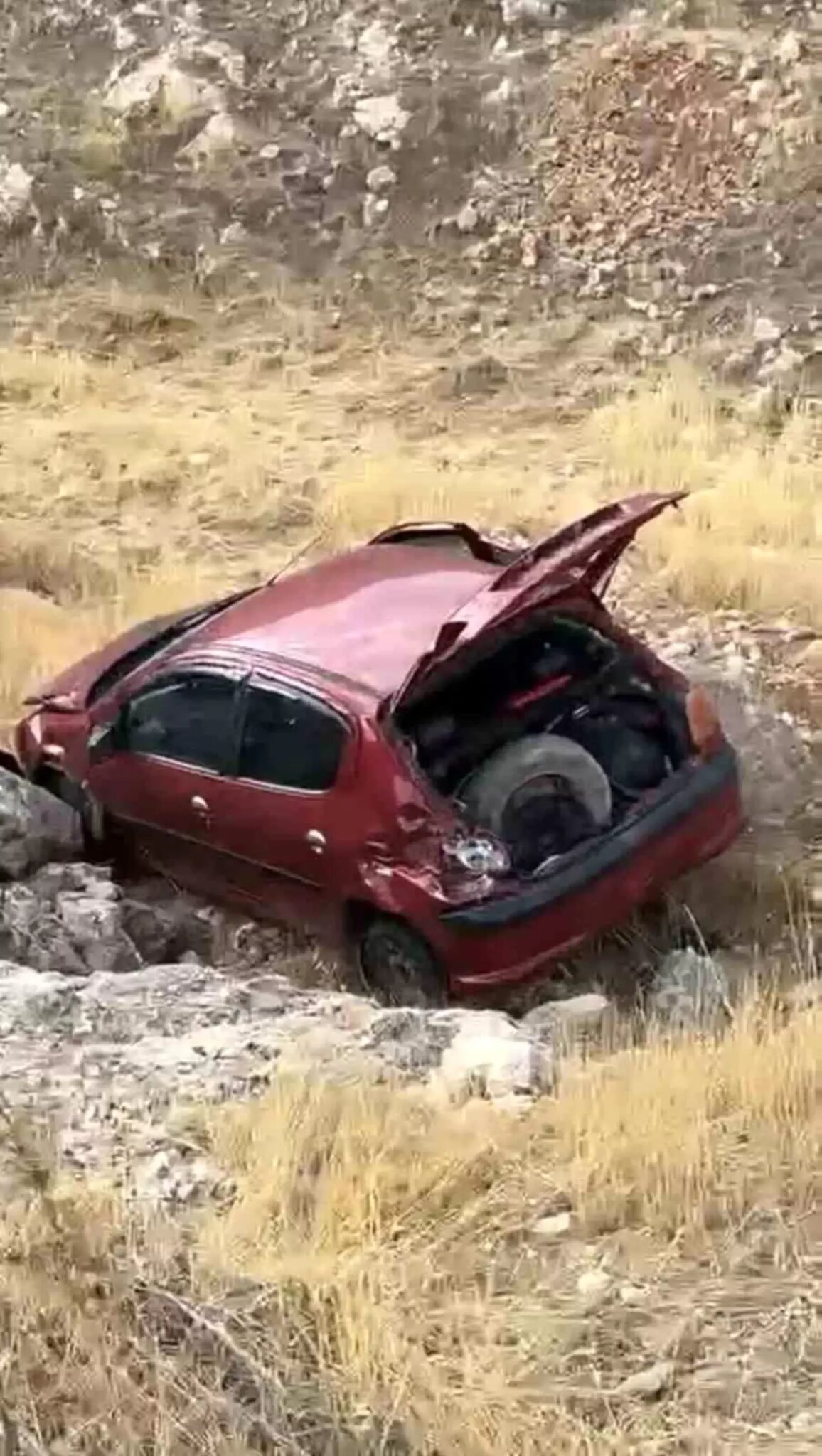 mardinde sarampole devrilen otomobilin surucusu yaralandi XWAZCqk3.jpg