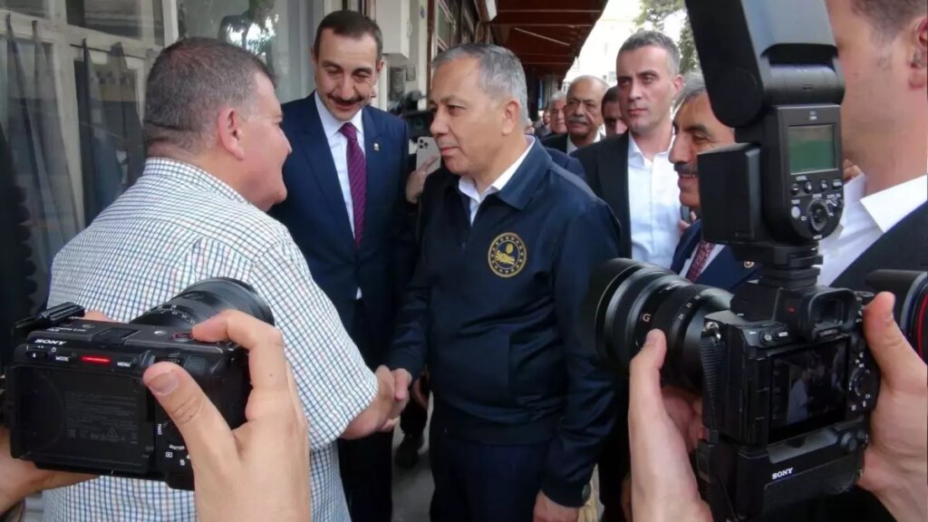 bakan yerlikaya kiliste esnaf ziyareti yapti RVP6FpuC.jpg