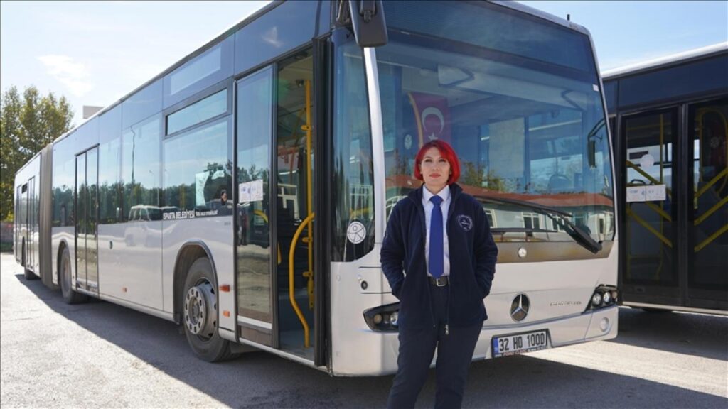 otobus soforu olan kadin cocukluk hayalini gerceklestirdi 7nk57lzZ.jpg