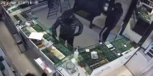 silahla-soymaya-geldikleri-kuyumcudan-calisanin-cigliklariyla-kactilar-o-anlar-kamerada-SRgs7LDK