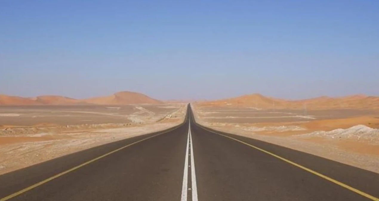 dunyanin-en-duz-yolu-tam-256-kilometre-boyunca-tek-bir-viraj-bile-yok-isvk5JcF