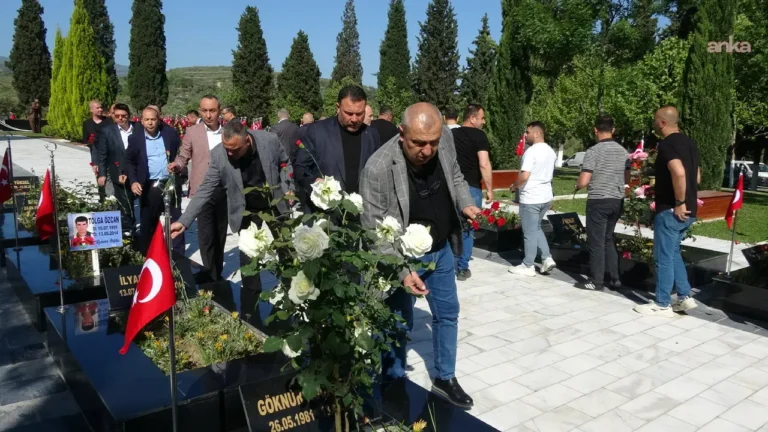 turkiye-maden-iscileri-sendikasi-yoneticileri-somada-hayatini-kaybeden-madencileri-andi-Gh1jKF6L