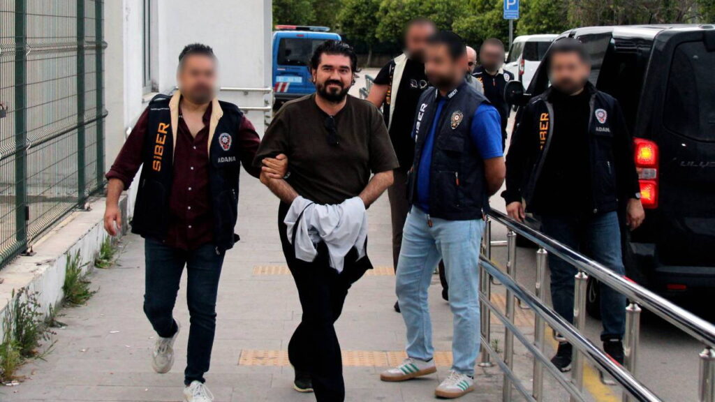 Seyyar Satıcı, Esnaf Çiftine Saldırarak İki Can Aldı
