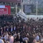 Bilgi universitesi mezuniyetinde kayyim rektor protestosu ogrenciler sirtini dondu rektor kursuyu terk etti 12uaFBlq